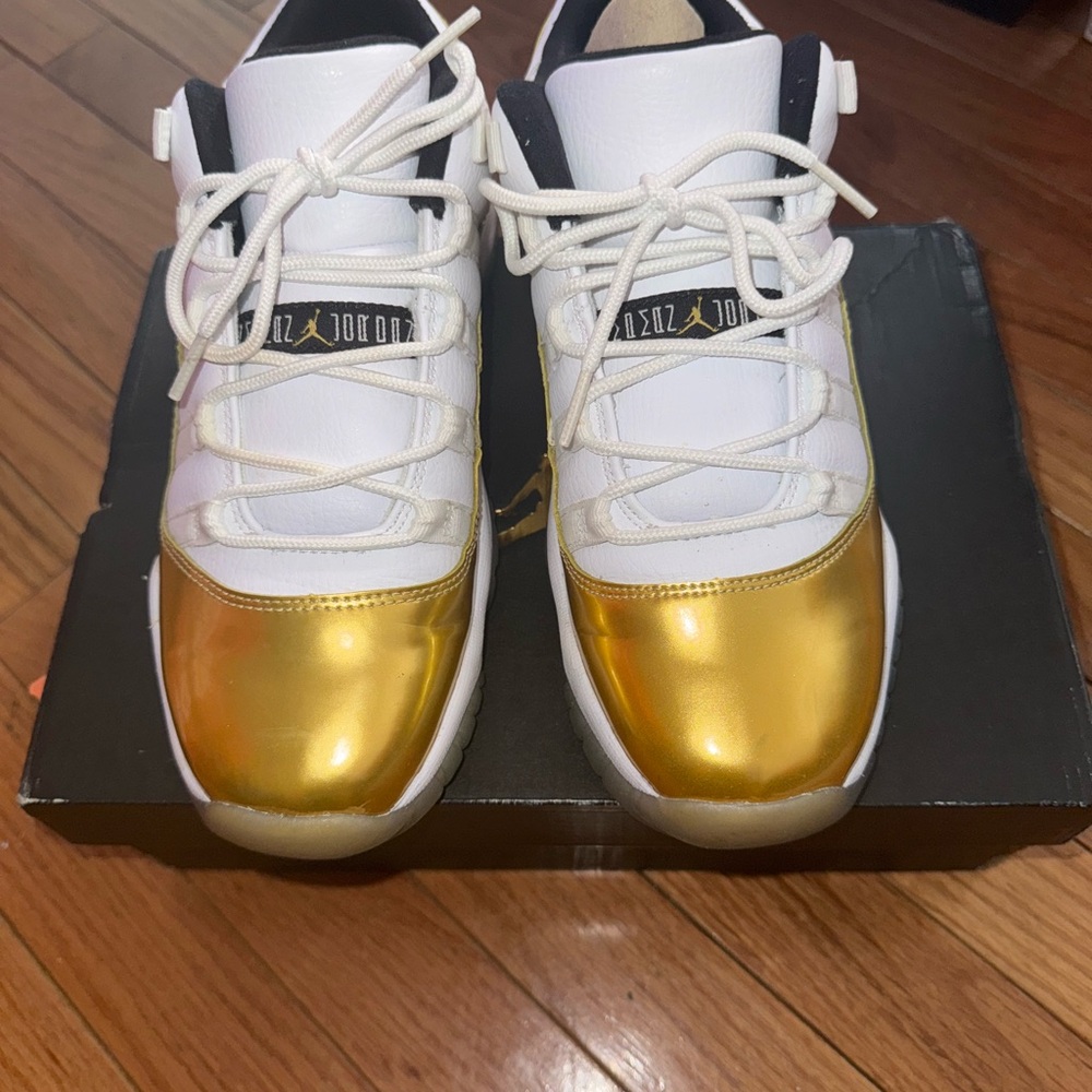 Jordan 11 Retro Low BG “Closing Ceremony”White/Metallic Gold Coin Black Size 7y